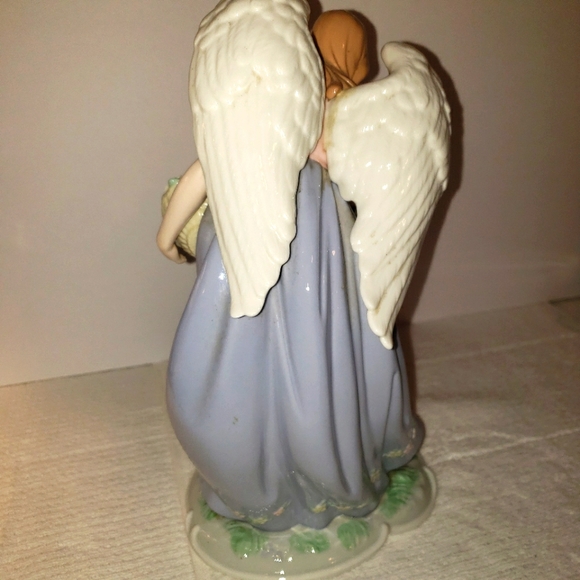 12" Porcelain Angel Hand-painted 2006 Holiday Collection Members Mark - Picture 7 of 13